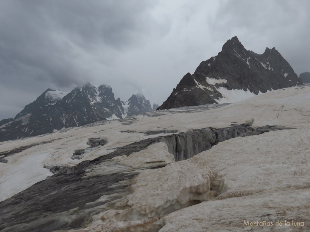 Grietas del glaciar, al fondo va quedando el Mont Pelvoux